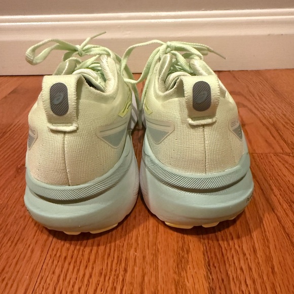 Women’s Asics Gel-Kayano 31 EUC - Picture 3 of 10